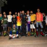 Siamo dunque andati a trovare i pattinatori in uno dei loro luoghi preferiti: piazzale Lorusso. Appena arrivati ci ritroviamo davanti a una ventina di persone. Sono vestite con magliette dai mille colori, indossano rollerblade luminosi ed �emettono� musica hip-hop ad alto volume, grazie a delle casse sistemate nelle loro borse